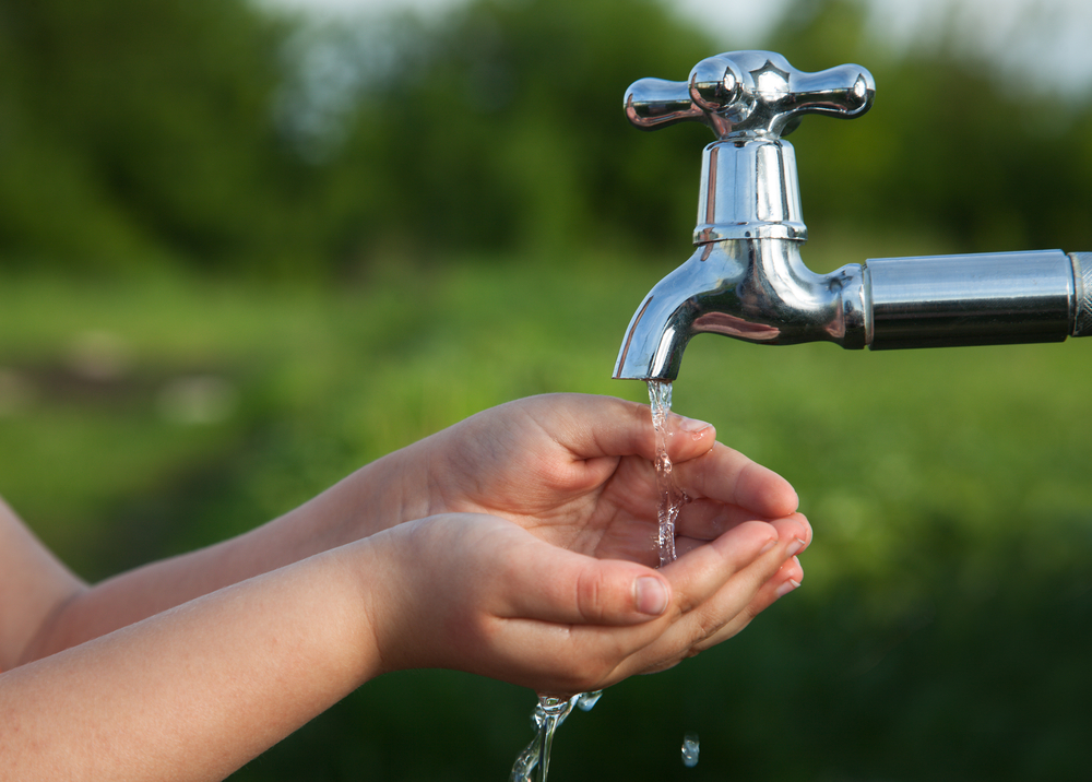 Кран водопроводный. Вода из крана. Водопровод для детей. Водопроводный кран с водой.